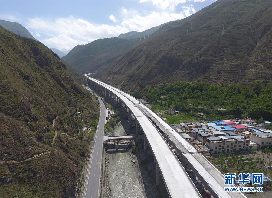 Galeria: “Autoestrada das nuvens” em constru??o na província de Sichuan