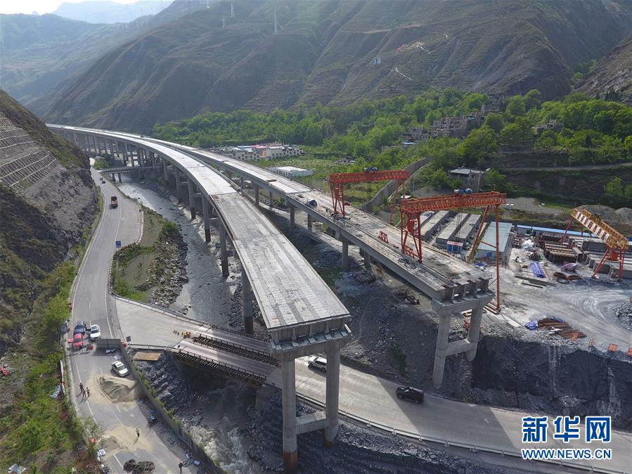 Galeria: “Autoestrada das nuvens” em constru??o na província de Sichuan