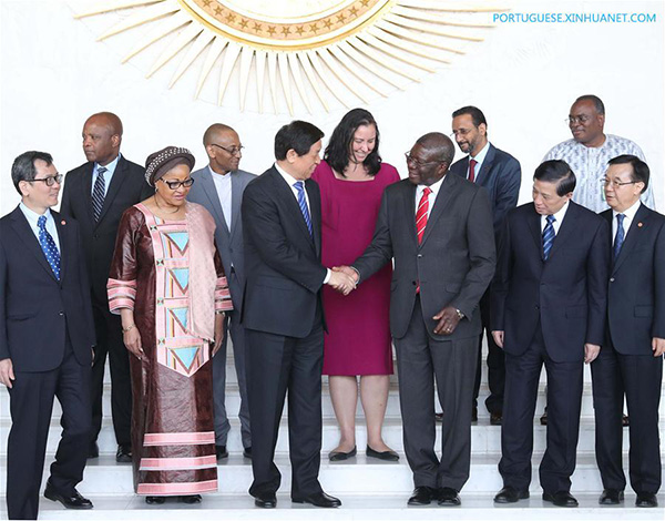 Chefe do Legislativo chinês reúne-se com presidente interino da Comiss?o da UA e pede maior coopera??o China-áfrica