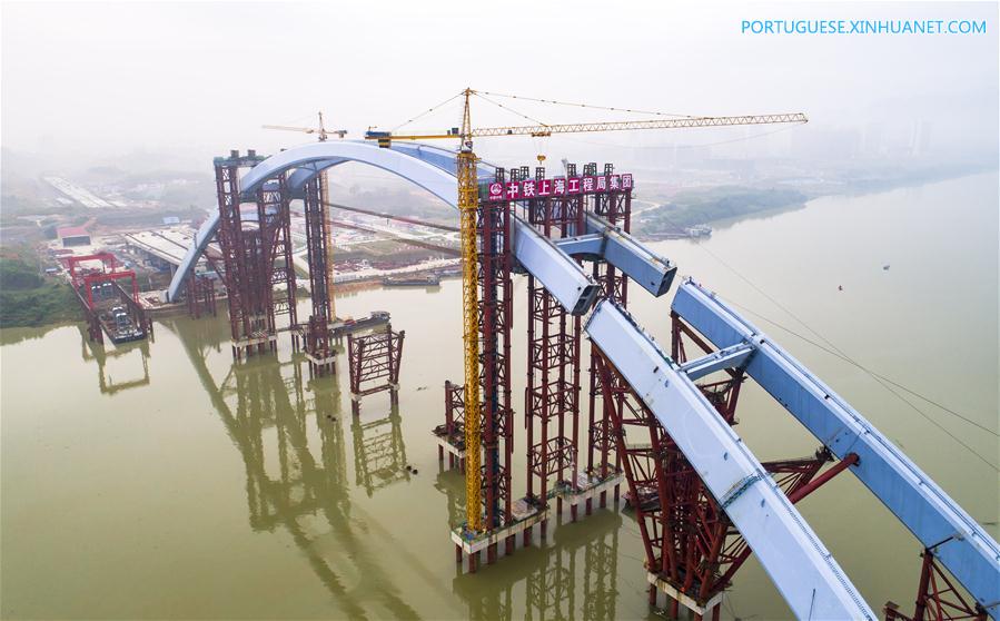 Arco médio da Ponte Guantang de Liuzhou i?ado à posi??o de instala??o