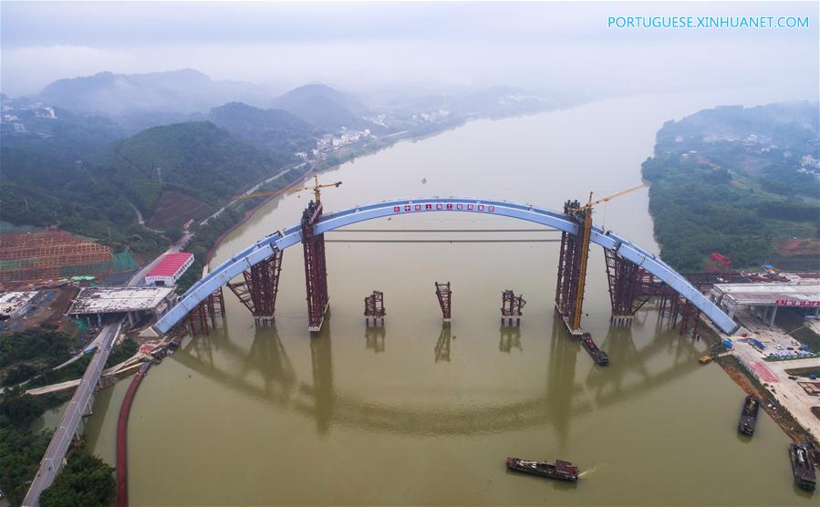 Arco médio da Ponte Guantang de Liuzhou i?ado à posi??o de instala??o