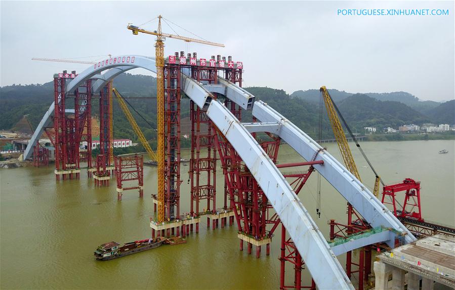 Arco médio da Ponte Guantang de Liuzhou i?ado à posi??o de instala??o