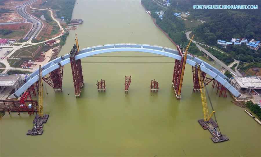 Arco médio da Ponte Guantang de Liuzhou i?ado à posi??o de instala??o