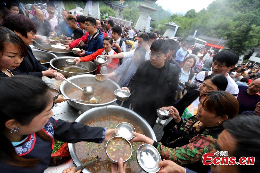 10,000 visitantes compartilham tofu no formato de diagrama de “Tai Chi” de 3,5 toneladas