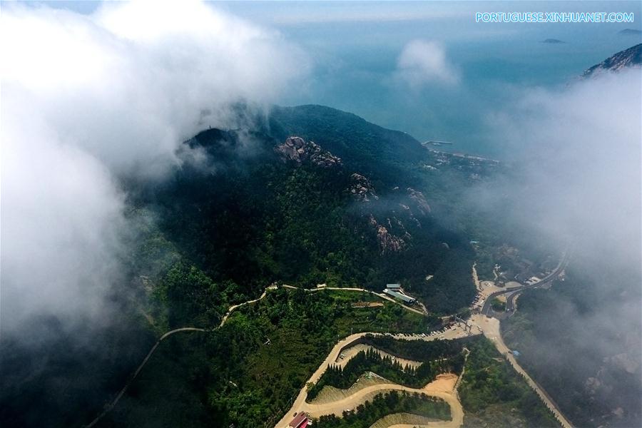 Vista aérea da zona cênica da montanha Laoshan em Qingdao, leste da China