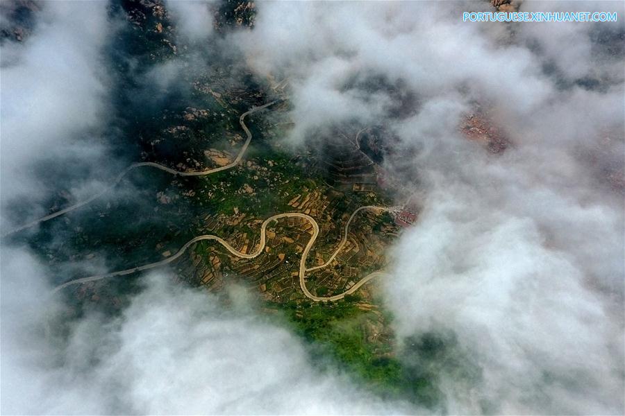 Vista aérea da zona cênica da montanha Laoshan em Qingdao, leste da China