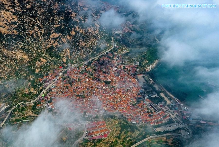 Vista aérea da zona cênica da montanha Laoshan em Qingdao, leste da China
