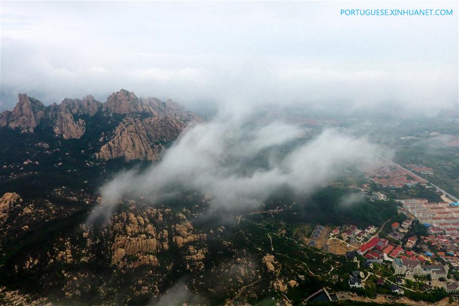 Vista aérea da zona cênica da montanha Laoshan em Qingdao, leste da China