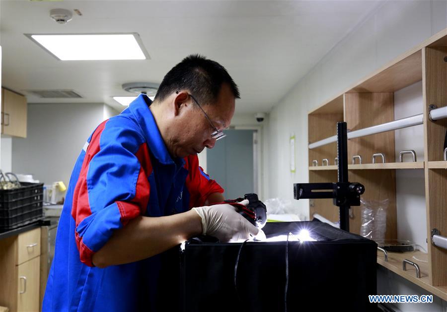 Submersíveis de constru??o chinesa exploram emana??o fria no Mar do Sul da China