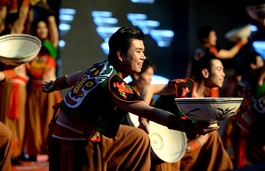 Alunos de escolas de educa??o especial se apresentam em show de talentos em Xi'an