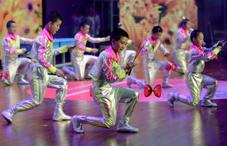 Alunos de escolas de educa??o especial se apresentam em show de talentos em Xi'an