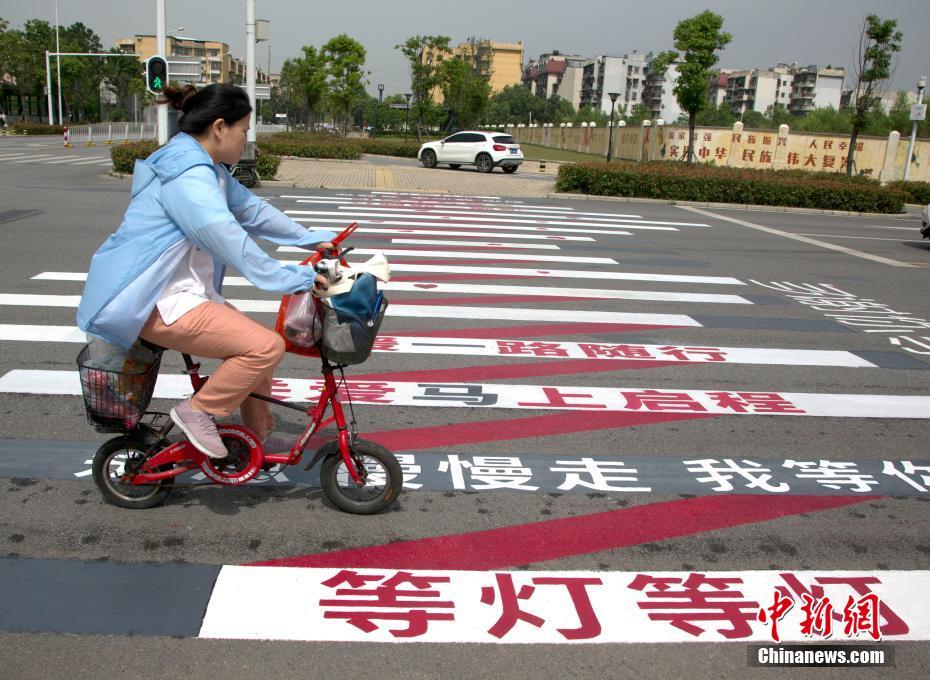 Mensagens em passadeiras chamam pedestres à aten??o em Wuhan