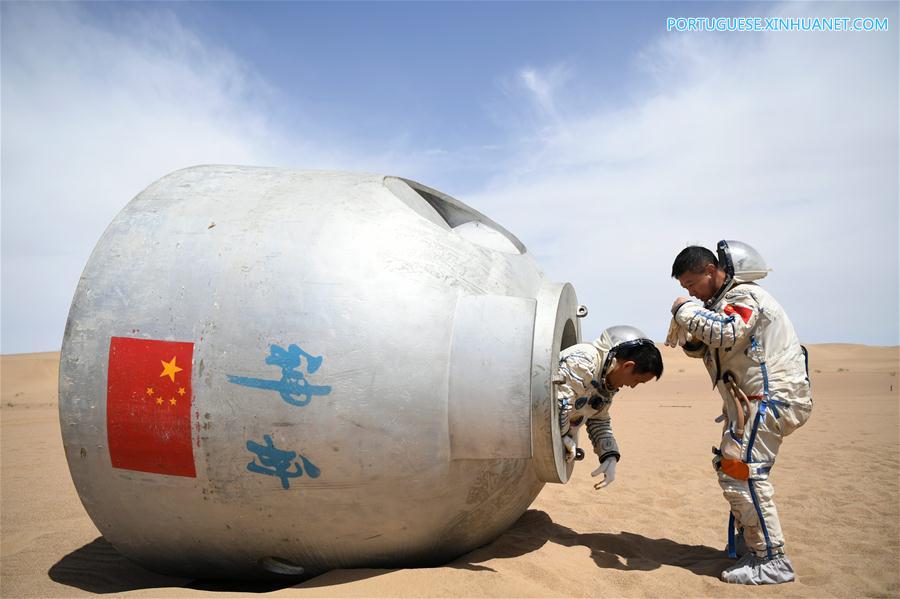 Astronautas chineses concluem treinamento de sobrevivência no deserto