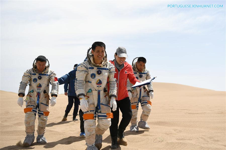Astronautas chineses concluem treinamento de sobrevivência no deserto