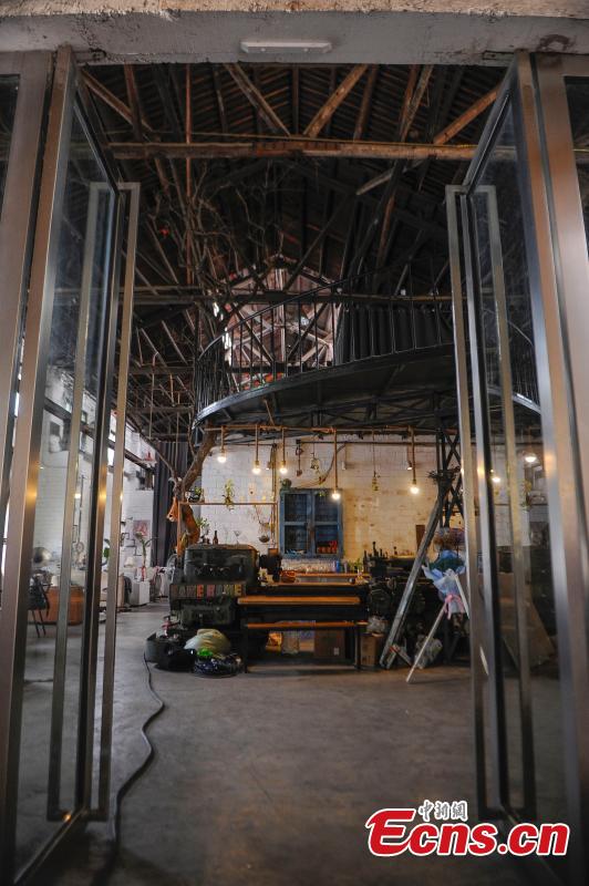 Empreendedores reaproveitam fábrica abandonada como base de cria??o