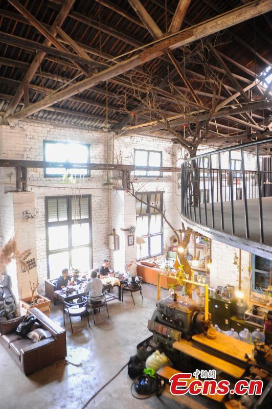 Empreendedores reaproveitam fábrica abandonada como base de cria??o