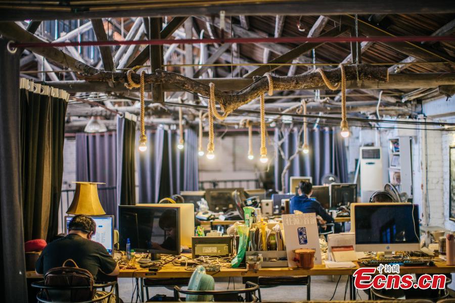 Empreendedores reaproveitam fábrica abandonada como base de cria??o