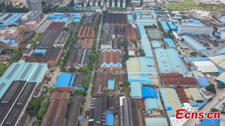 Empreendedores reaproveitam fábrica abandonada como base de cria??o