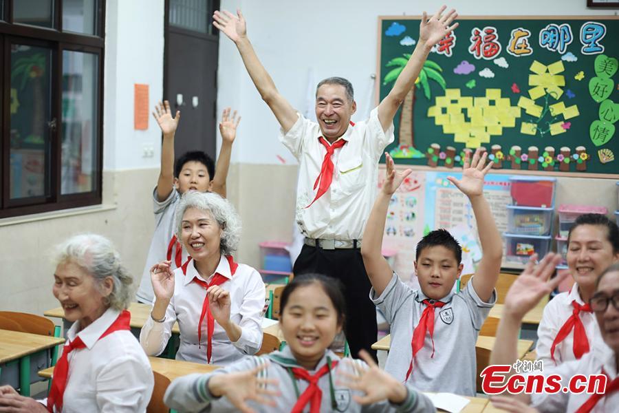 Galeria: Idosos em trajes escolares no Dia das Crian?as