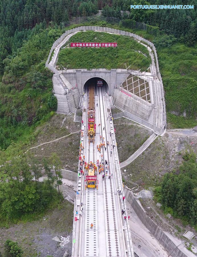 Instala??o dos trilhos da se??o de Sichuan da ferrovia Chengdu-Guiyang é concluída