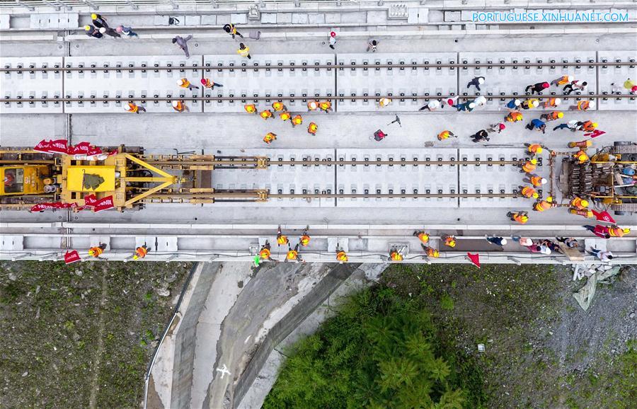 Instala??o dos trilhos da se??o de Sichuan da ferrovia Chengdu-Guiyang é concluída