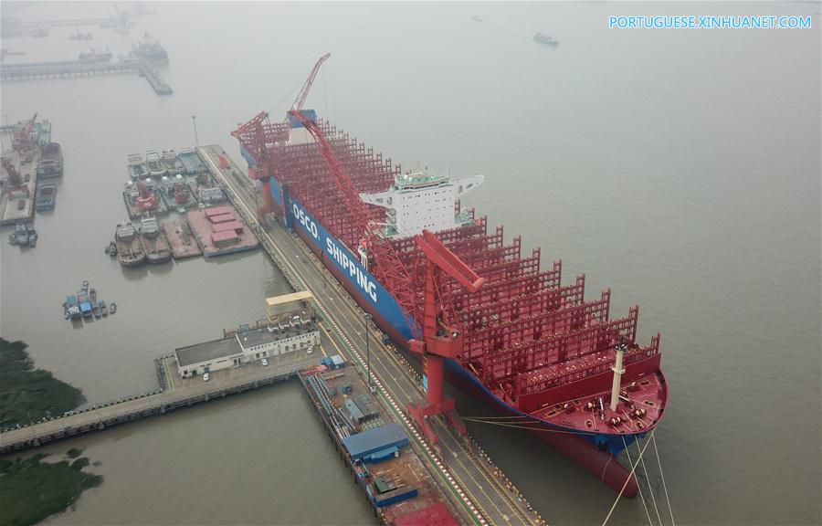 Construtor naval chinês entrega grande navio porta-contêineres