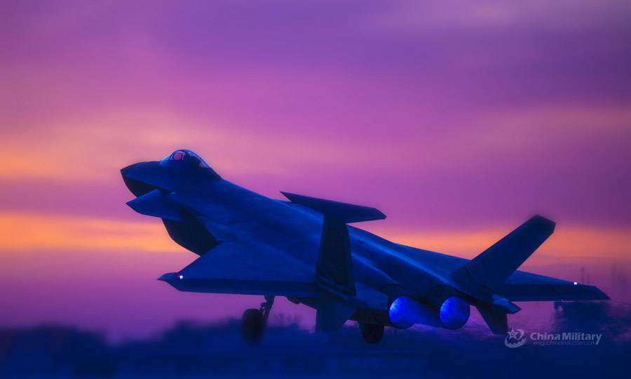Ca?as J-20 realizam treinamento de confronto noturno 