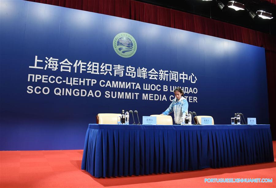 Voluntários no centro de mídia preparados para cúpula da OCS em Qingdao