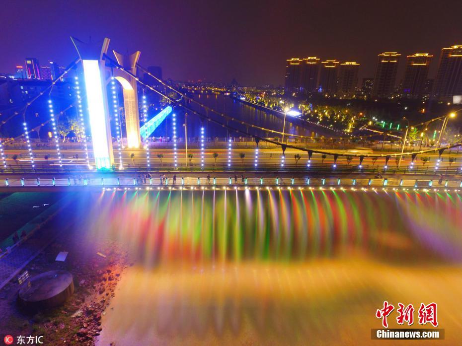 Galeria: Ponte suspensa iluminada torna-se atra??o local em Nanjing