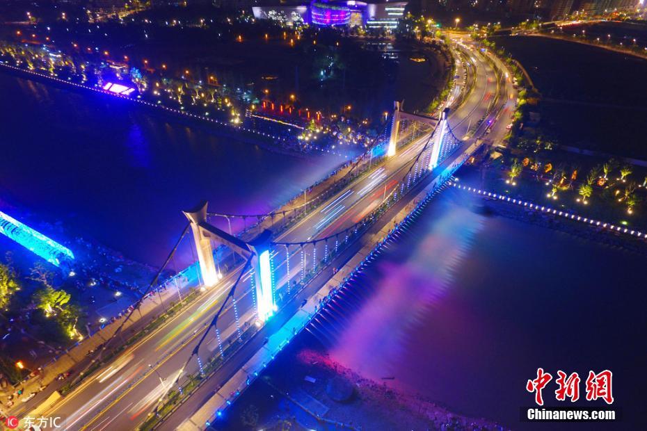 Galeria: Ponte suspensa iluminada torna-se atra??o local em Nanjing