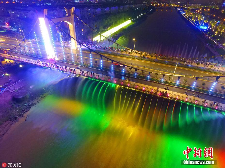 Galeria: Ponte suspensa iluminada torna-se atra??o local em Nanjing
