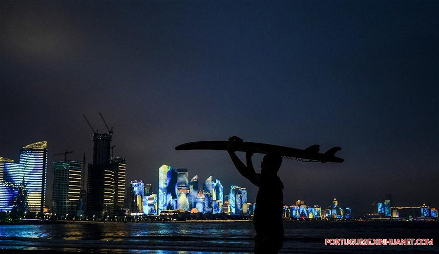 Paisagens noturnas de Qingdao, cidade anfitri? da 18a Cúpula da OCS