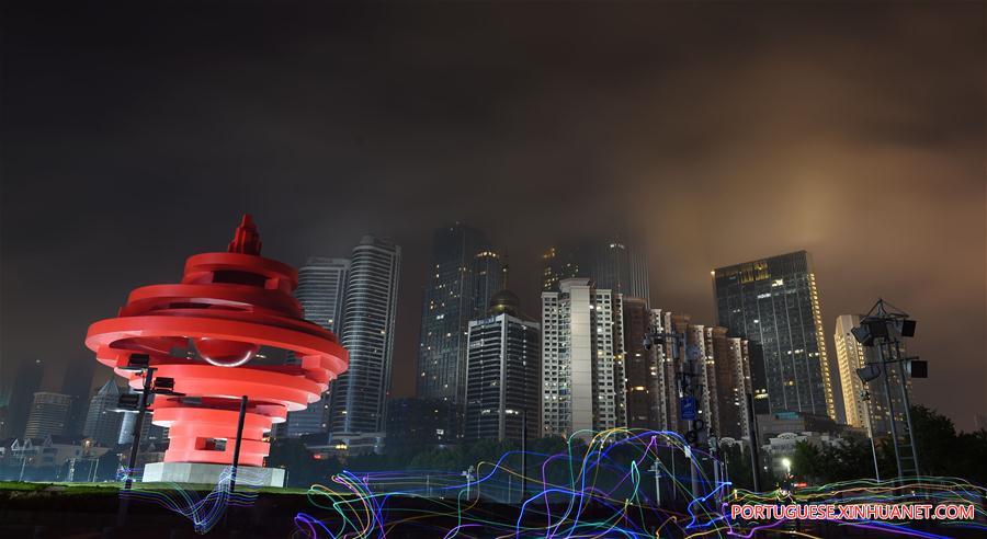 Paisagens noturnas de Qingdao, cidade anfitri? da 18a Cúpula da OCS