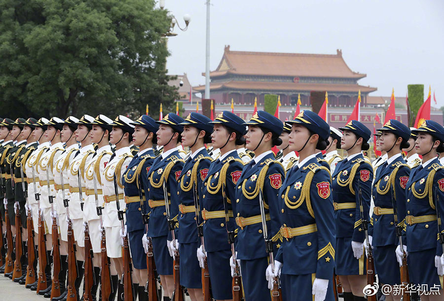 Guarda de honra feminina do ELP estreia como forma??o independente em Beijing