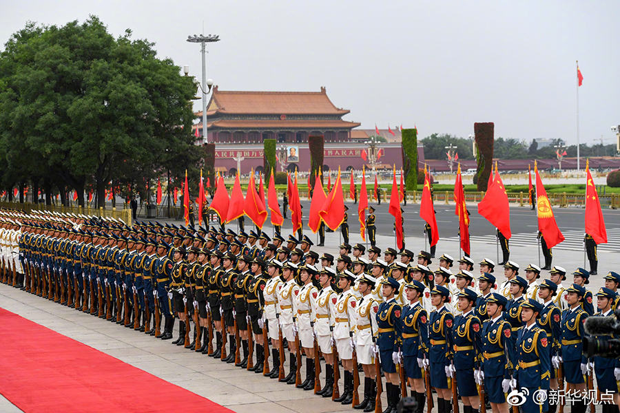 Guarda de honra feminina do ELP estreia como forma??o independente em Beijing