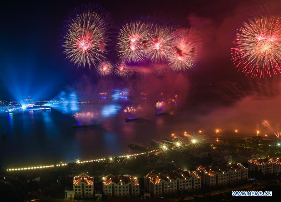 Espetáculo de luzes e fogo-de-artifício ilumina céus de Qingdao