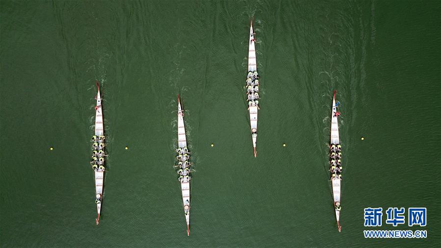 Yangzhou realiza competi??o de barcos do drag?o para receber Festival 