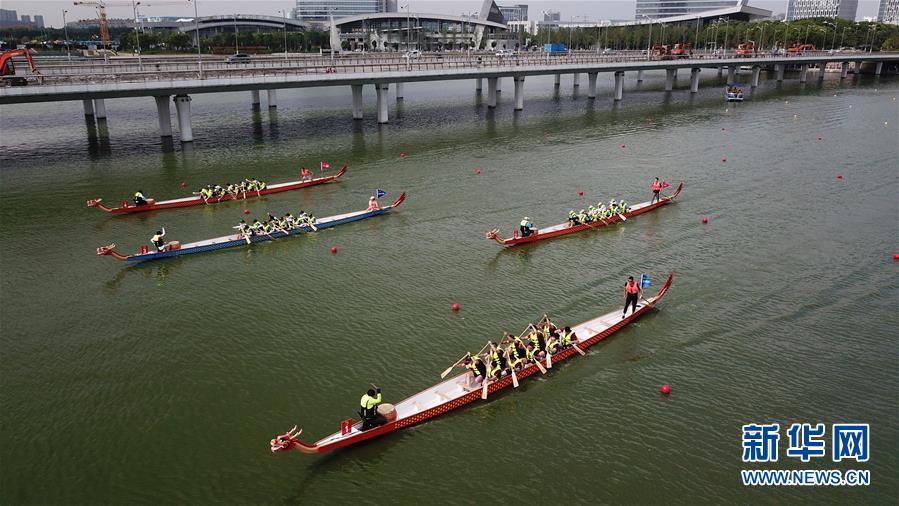 Yangzhou realiza competi??o de barcos do drag?o para receber Festival 