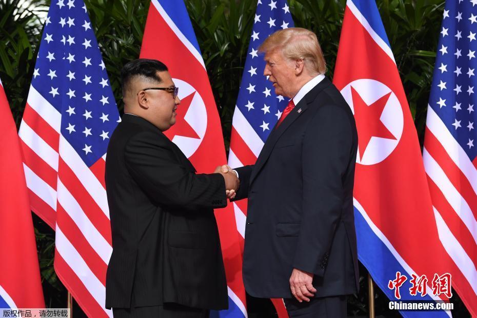 Trump e Kim protagonizam aperto de m?o histórico em Singapura
