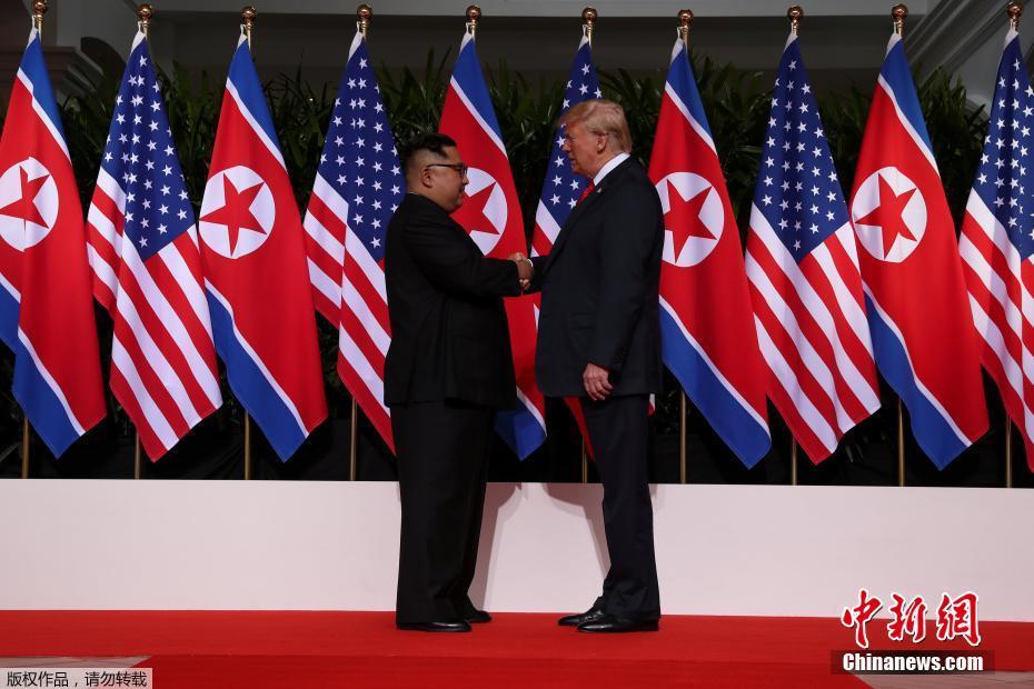 Trump e Kim protagonizam aperto de m?o histórico em Singapura