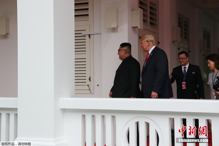 Trump e Kim protagonizam aperto de m?o histórico em Singapura
