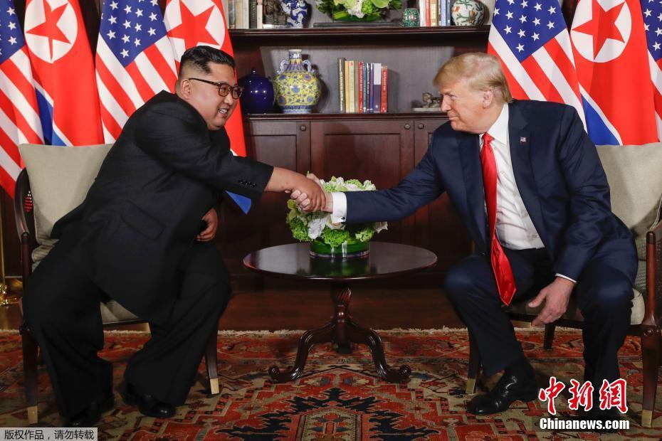 Trump e Kim protagonizam aperto de m?o histórico em Singapura