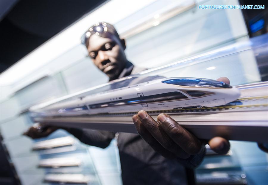 Executivos ferroviários estrangeiros visitam base de treinamento para funcionários de ferrovias de alta velocidade