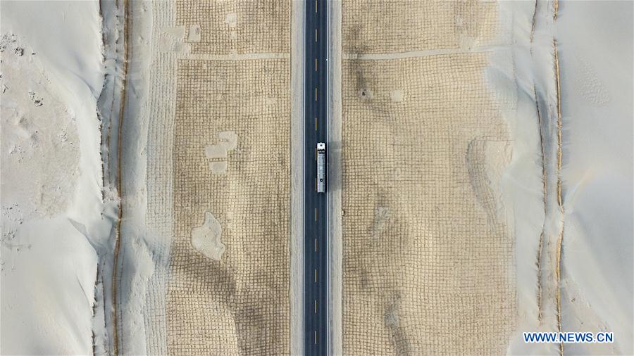 Galeria: Rodovias no Deserto Taklimakan em Xinjiang