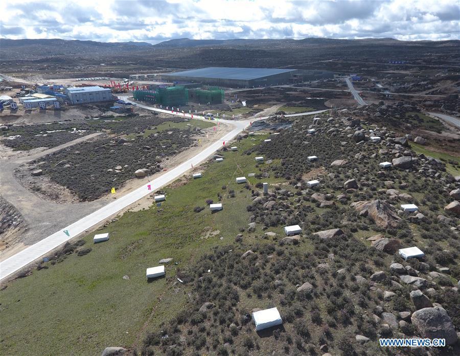 Observatório de dete??o de raios cósmicos em constru??o no sudeste da China