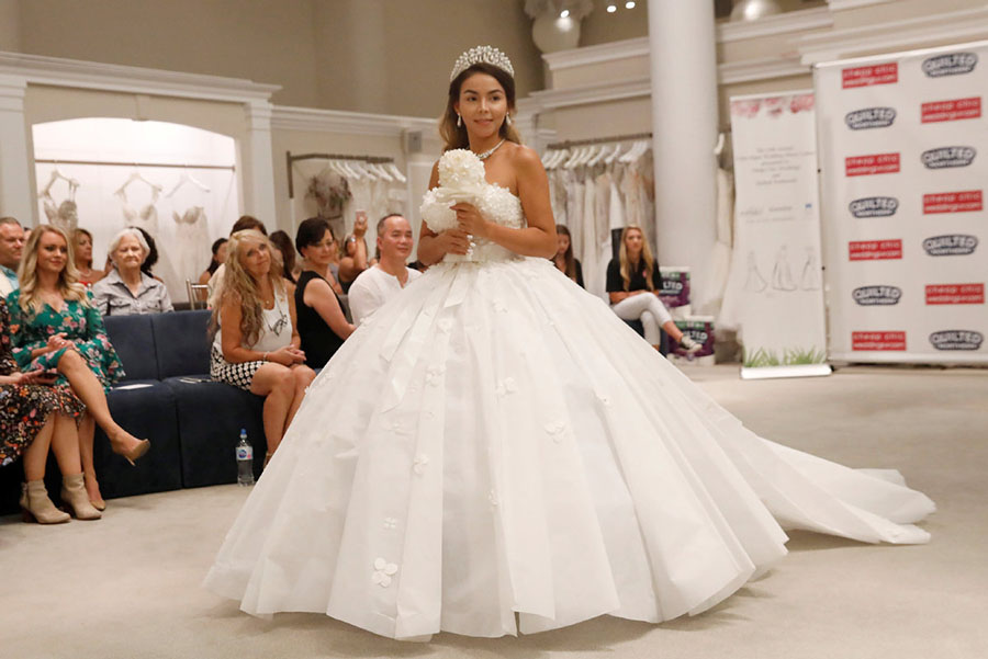 Galeria: Estilistas concebem vestidos de noiva com material insólito