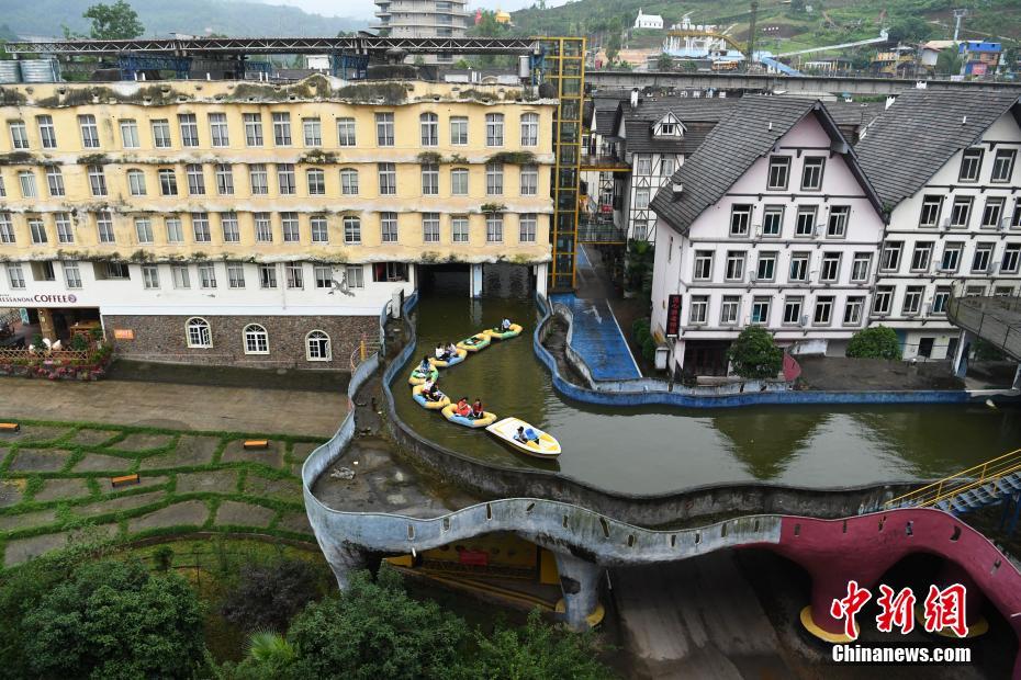 Galeria: Canal artificial torna-se viral em Chongqing