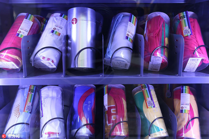 Máquinas automáticas vendem camisas temáticas da Copa do Mundo em Shanghai