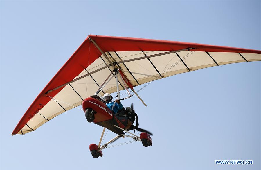 Agricultor chinês compartilha sua paix?o por esportes aéreos