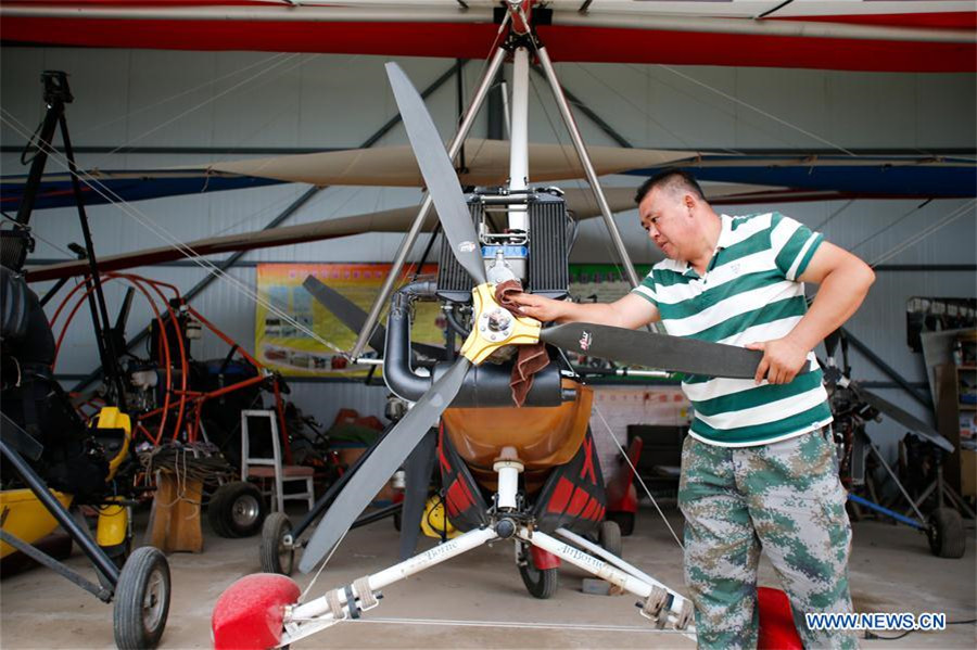 Agricultor chinês compartilha sua paix?o por esportes aéreos